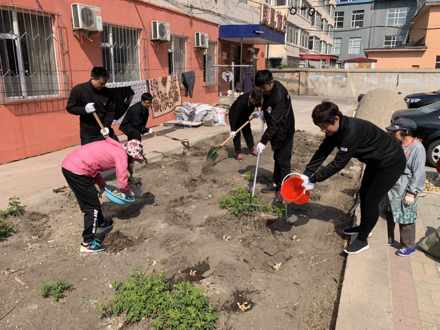 “精準(zhǔn)服務(wù)進(jìn)社區(qū)，攜手共建文明城”清理及種植花壇花種活動(dòng)